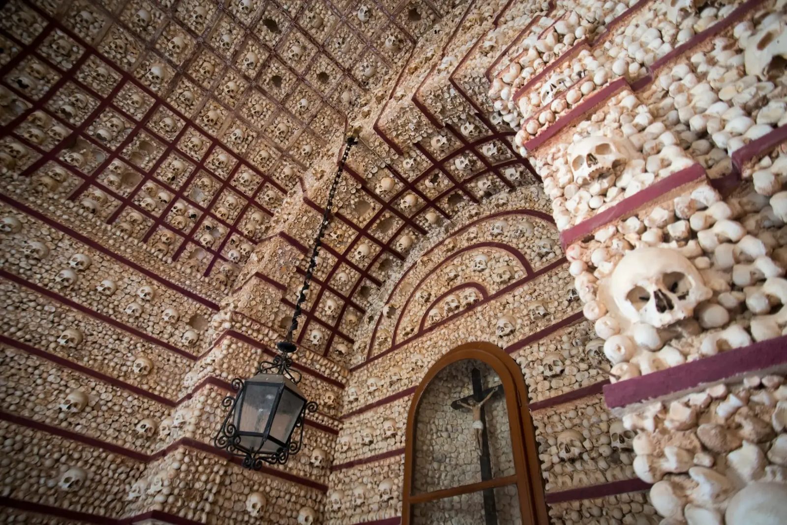 Porque existe uma Capela dos Ossos no centro de Faro?