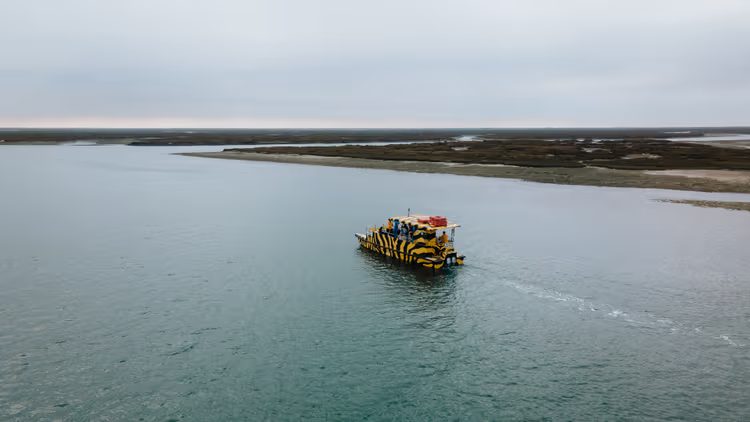 Barco da Ilha Deserta a navegar na Ria Formosa.