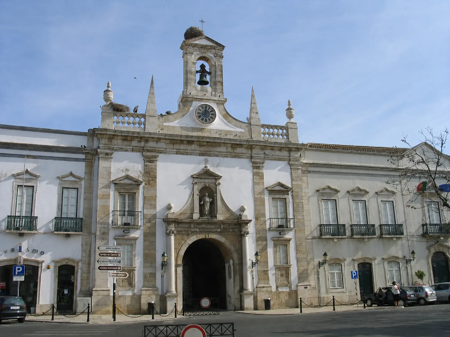 O arco dentro do Arco da Vila: a Porta Árabe escondida de Faro